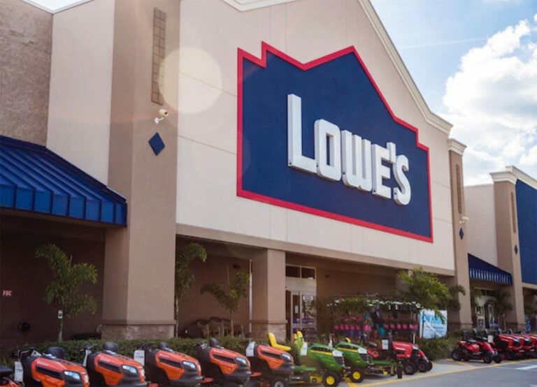 Front of a lowes store