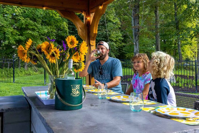Outdoor Kitchen Bar: How to Plan & 17 Awesome BBQ Island Ideas - RTA ...