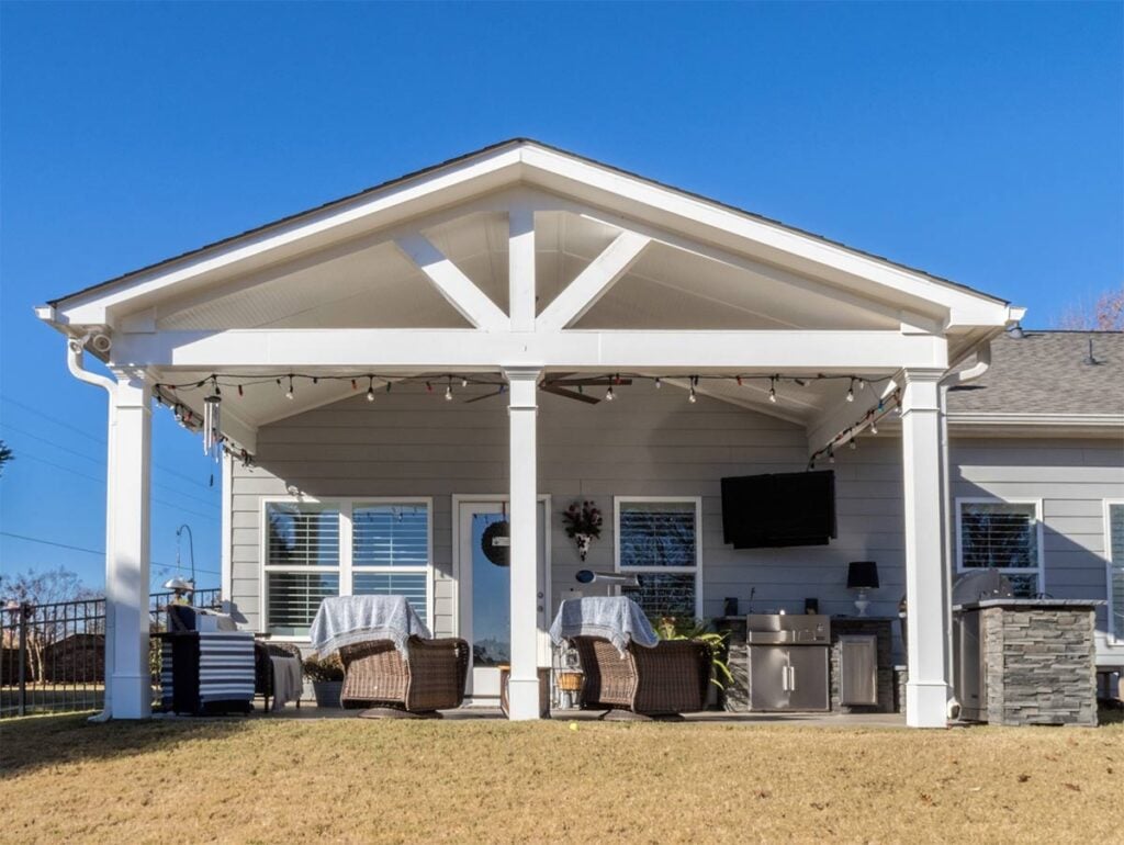 Outdoor Kitchen With TV: Benefits & 6 Awe-Inspiring Ideas