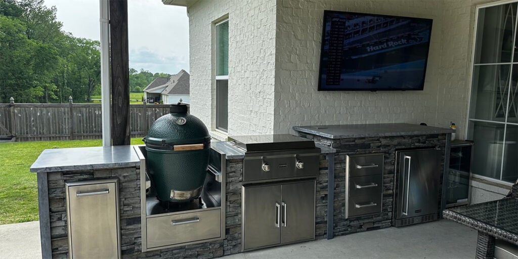 Outdoor Kitchen With TV: Benefits & 6 Awe-Inspiring Ideas