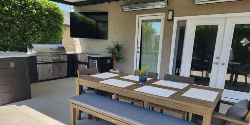 Outdoor Kitchen With TV: Benefits & 6 Awe-Inspiring Ideas