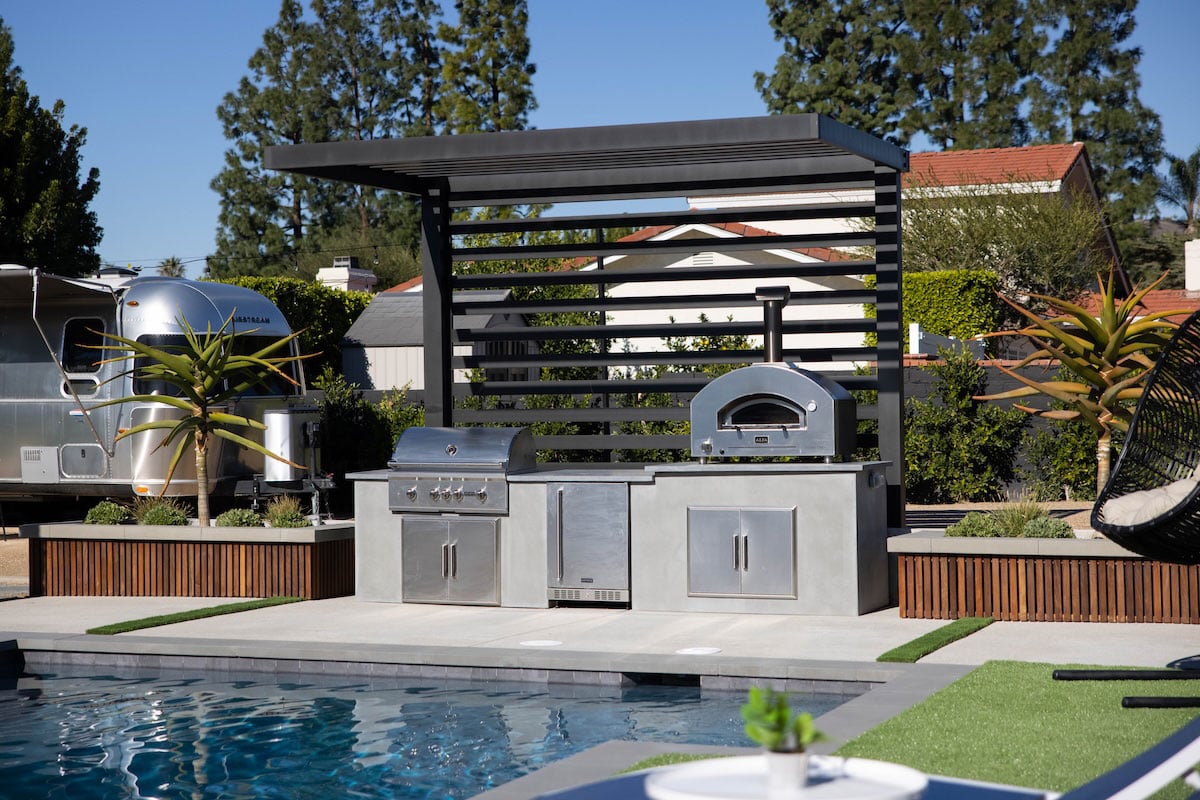modern concrete stucco outdoor kitchen