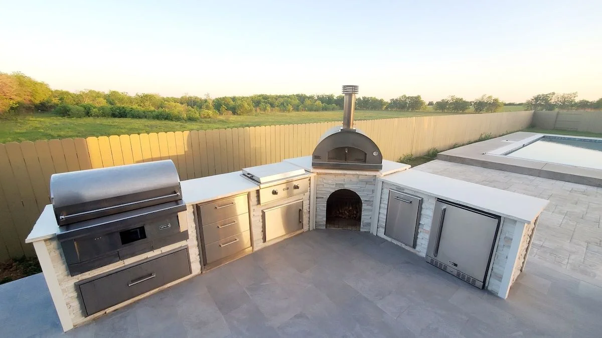 l shaped grill island in stacked stone chalk